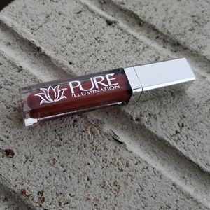 Pure Illumination Hydrating Gloss in wineberry